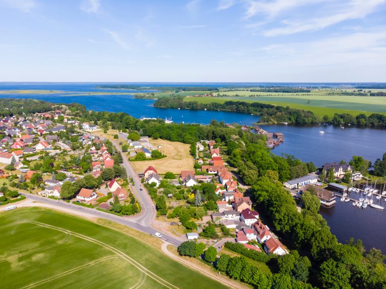 Echolot für Einsteiger: Luftaufnahme der Müritz mit Kanten und Flachwasser