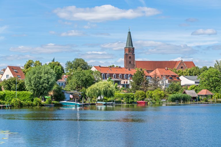 Kescher richtig einsetzen – Symbolbild: ruhiger Stadtkanal in Brandenburg