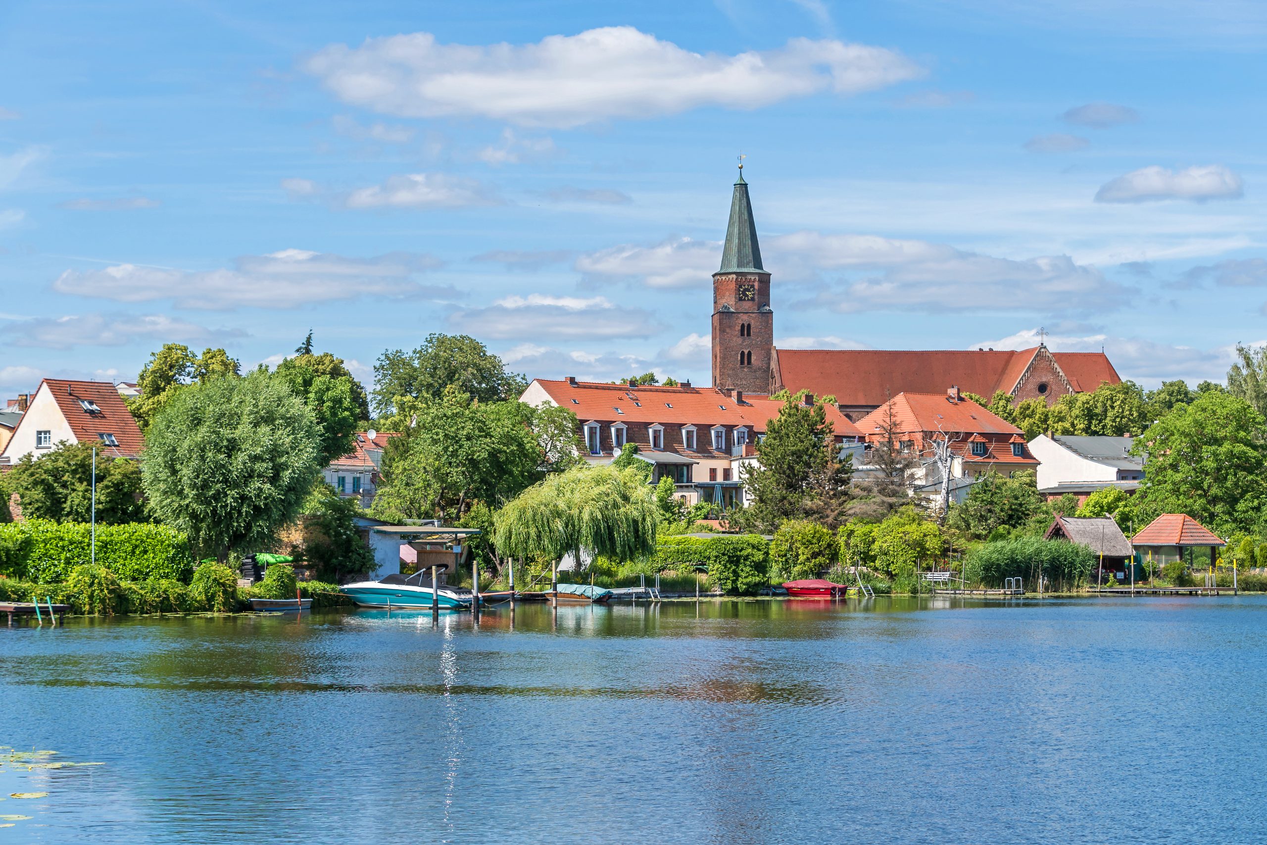 Kescher richtig einsetzen – Symbolbild: ruhiger Stadtkanal in Brandenburg