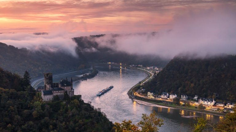 Aal angeln in der Dämmerung: Herbststimmung am Rhein bei St. Goarshausen (Symbolbild)