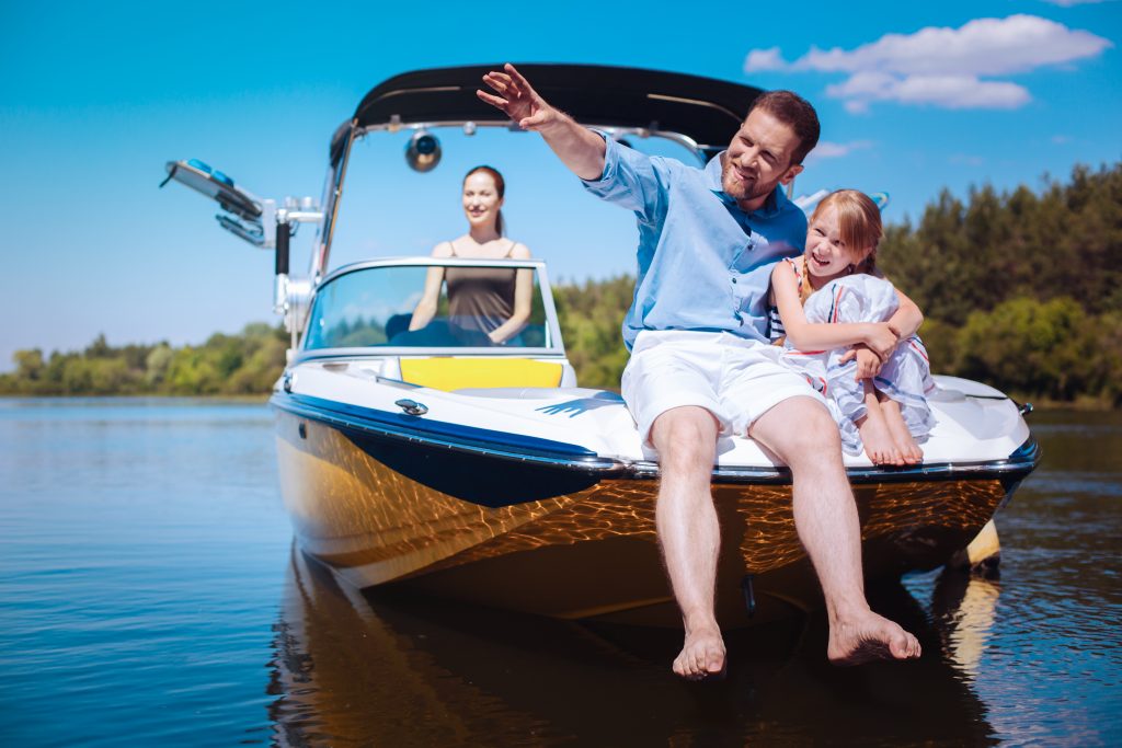 Bootsführerschein machen und mit der Familie Urlaub auf dem Wasser machen