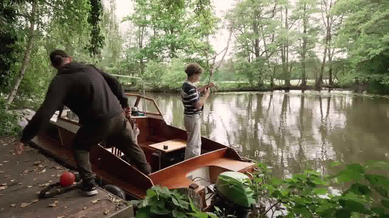 Altes DDR-Boot an der Havel vor der Fahrt zur geheimen Bucht