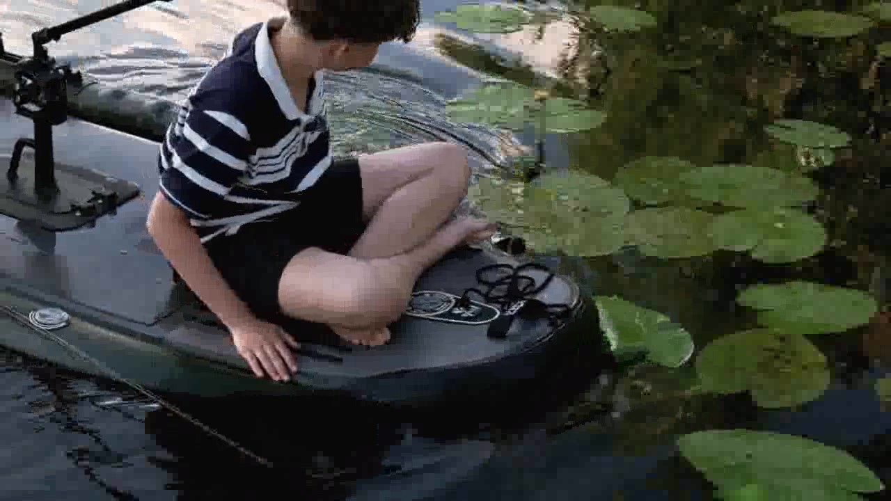 Jakob auf dem Kajak zwischen Seerosen
