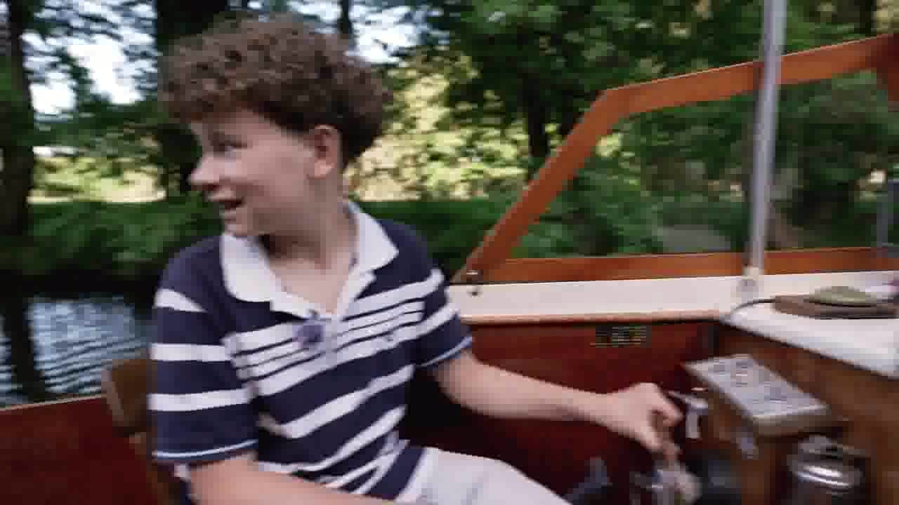 Jakob steuert das Boot über die Havel