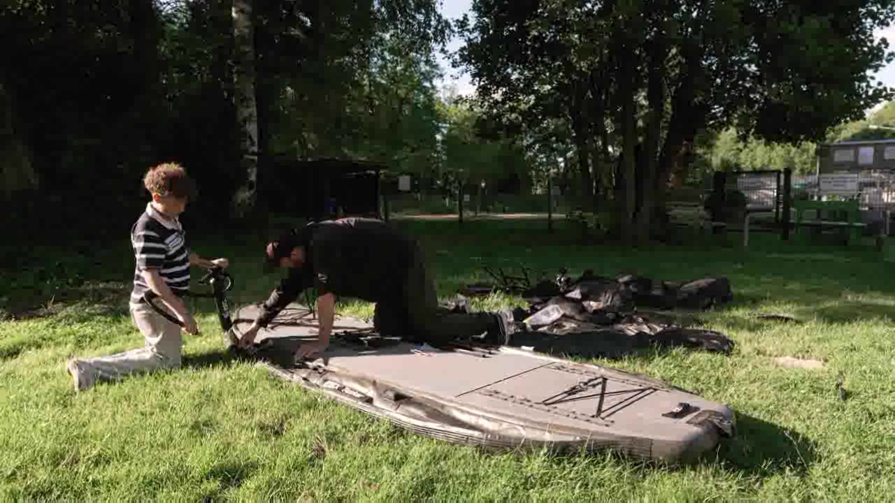Aufbau des aufblasbaren Kajaks Zeck Tusker auf der Wiese